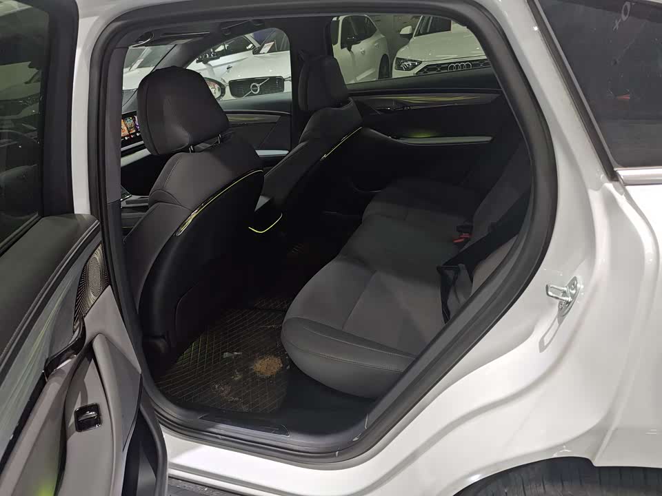 VOYAH Lantu chasing light