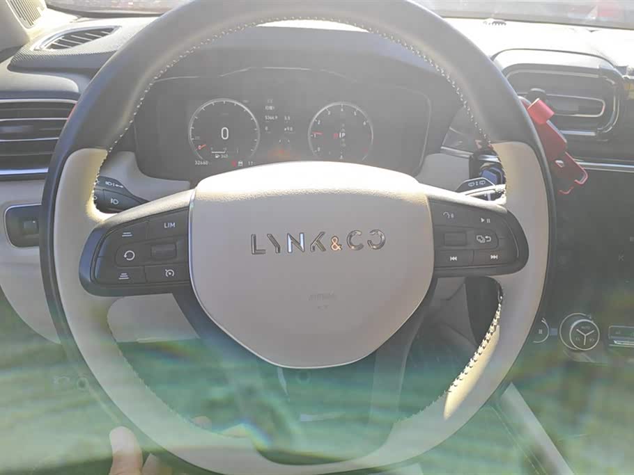 Lynk & Co 02