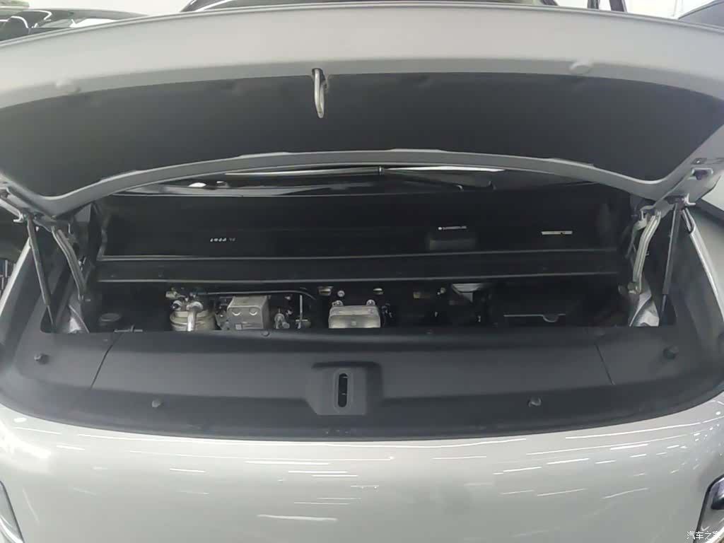 Li Auto MEGA, 2025 16