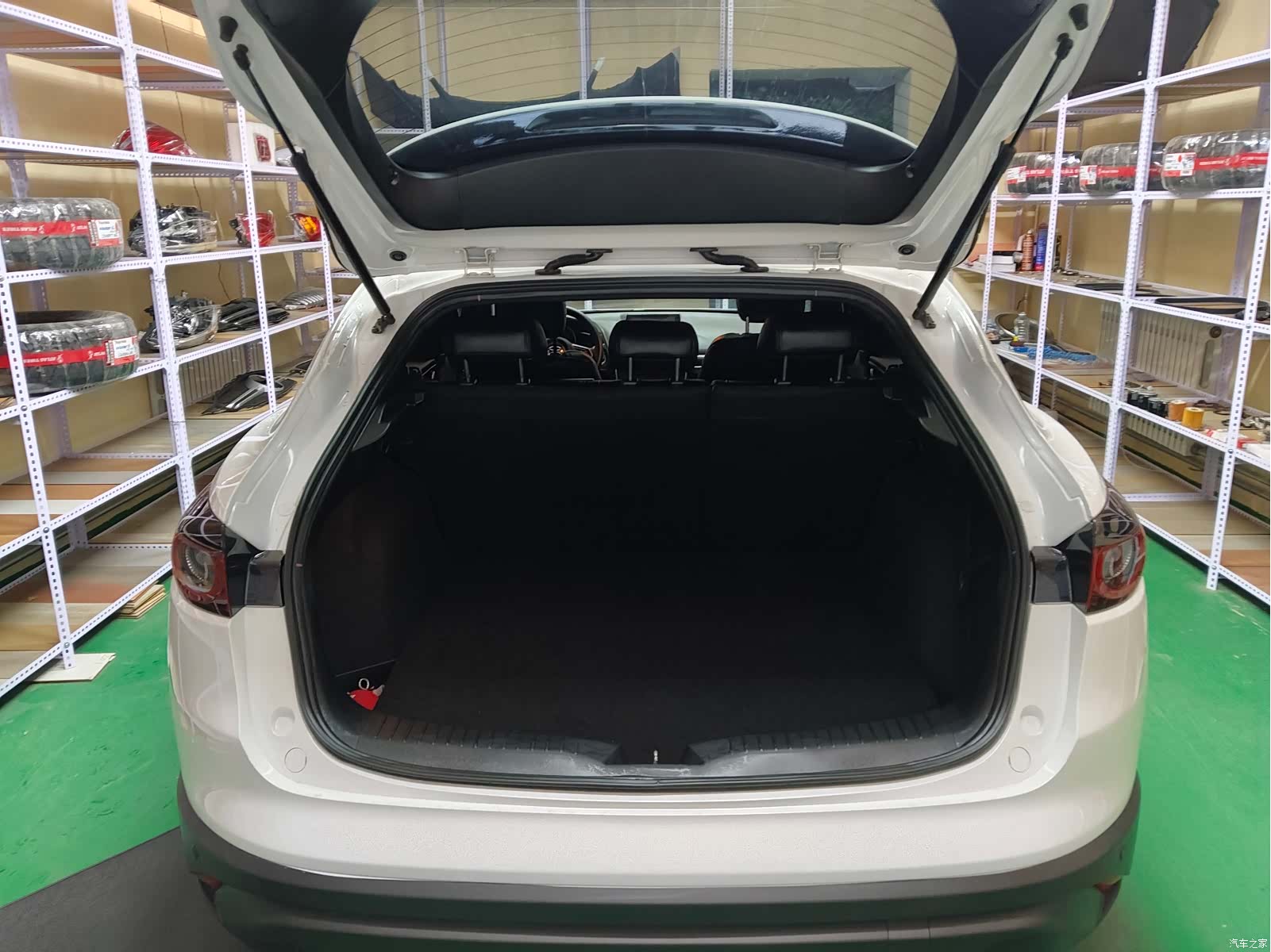 Mazda CX-4, 2023 12