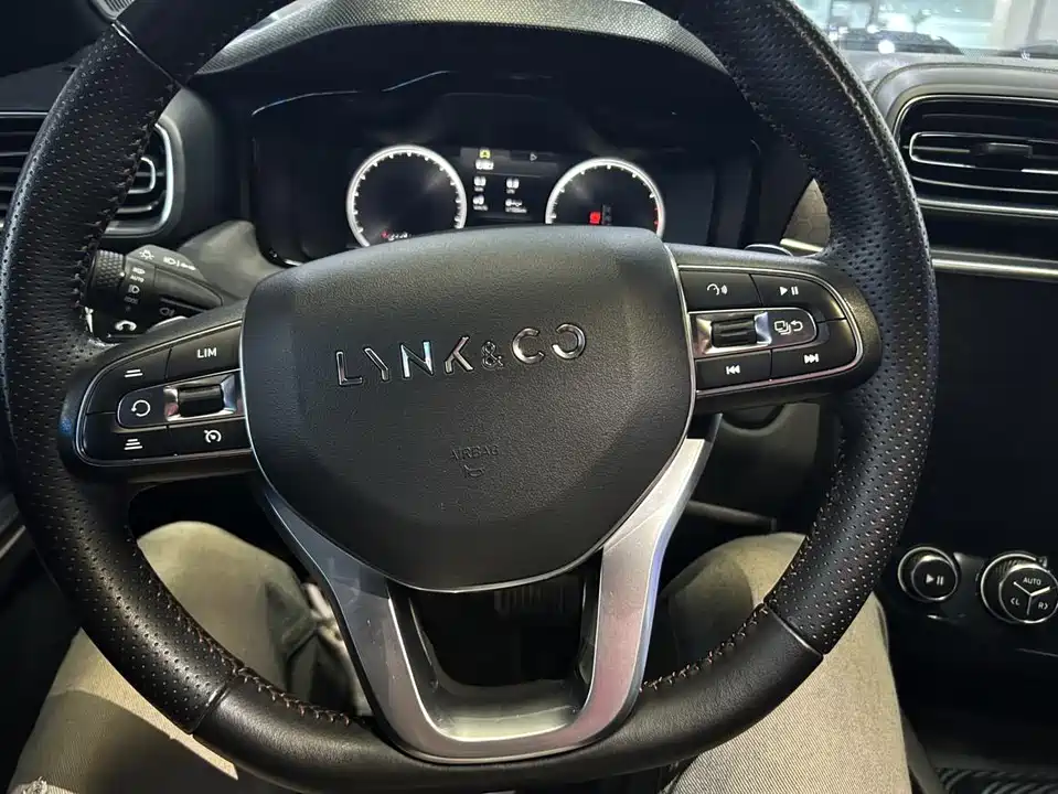 Lynk & Co 03