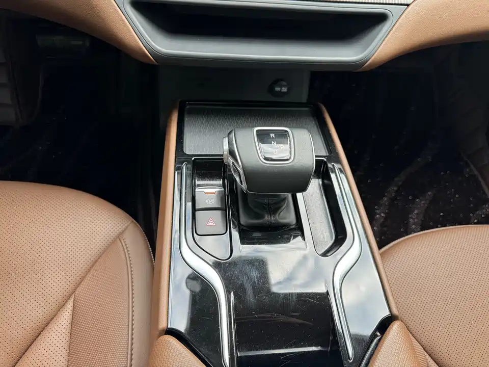 Hongqi E-QM5