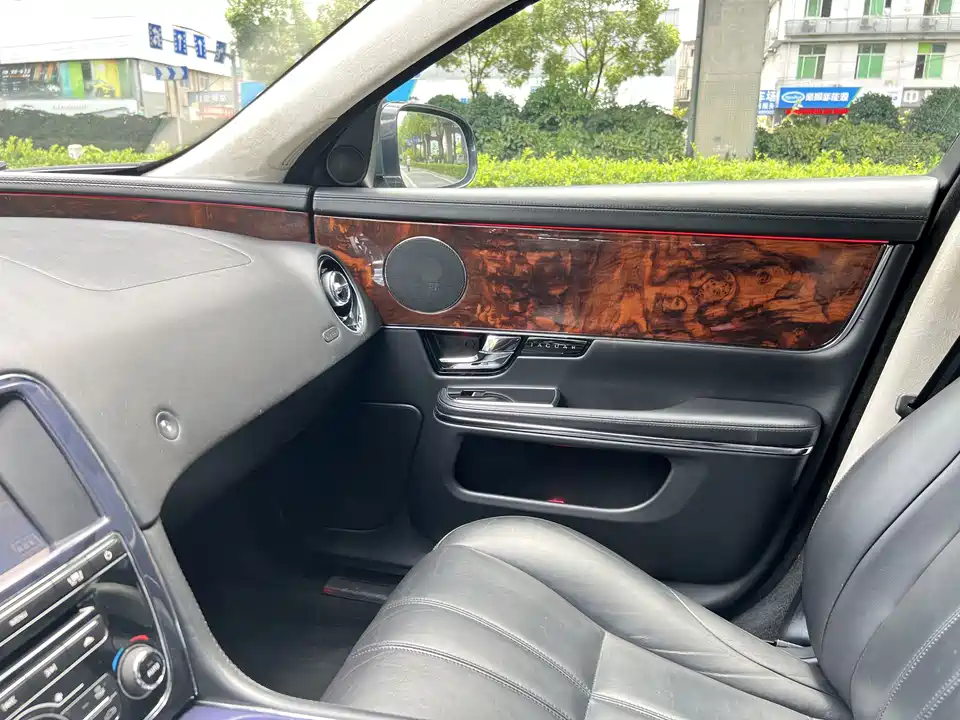 Jaguar XJ Jaguar XJ