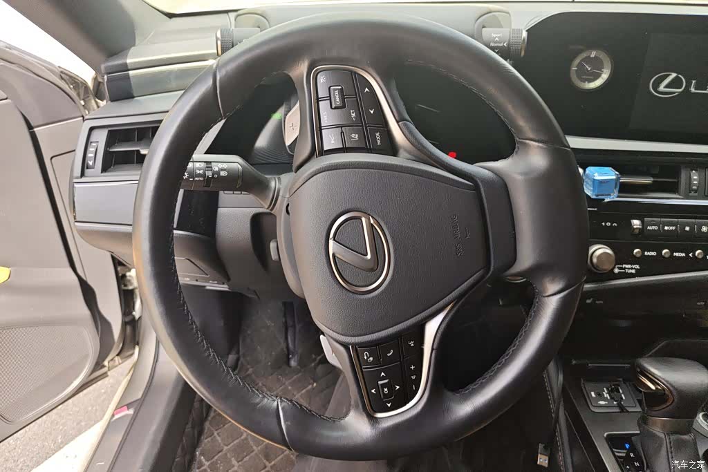 Lexus ES, 2021 15