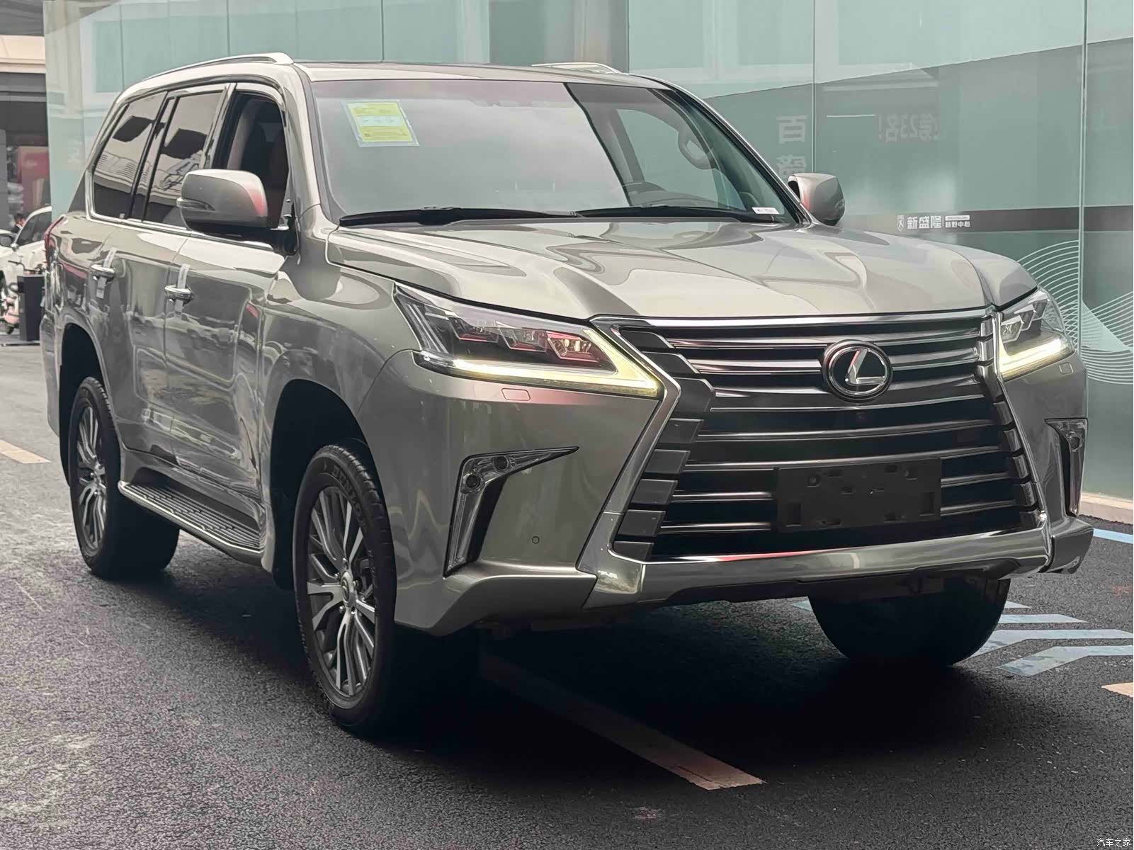Lexus LX, 2020 1