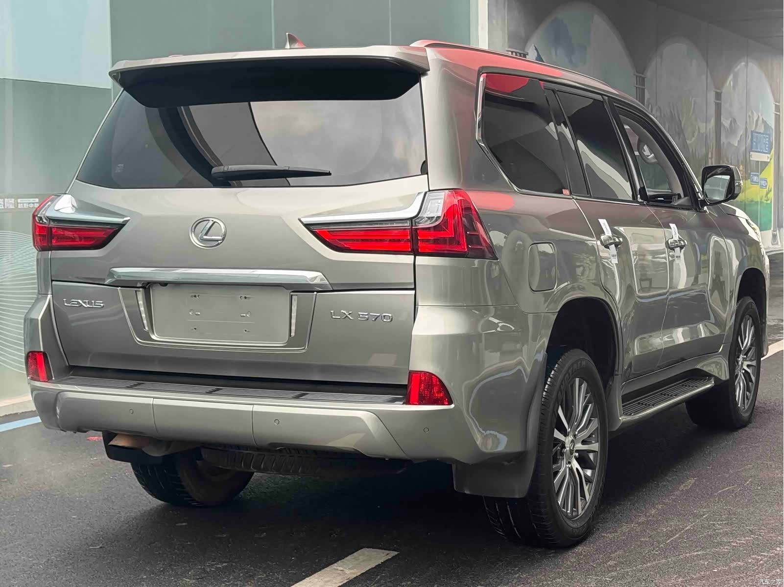 Lexus LX, 2020 4