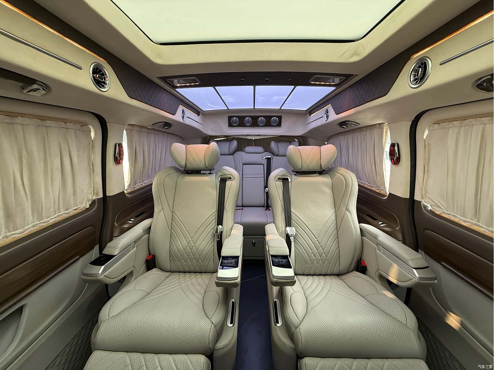 Mercedes-Benz 7, 2022 11