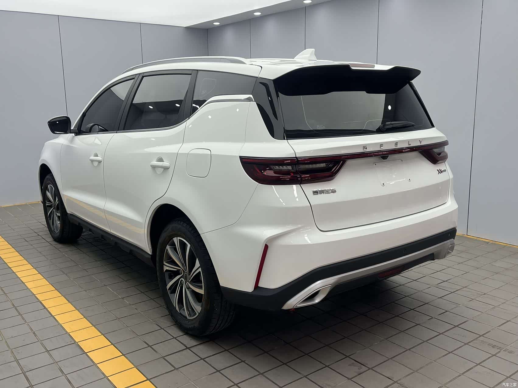 Geely X6, 2022 4