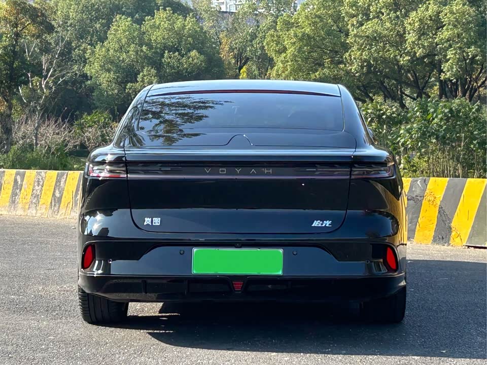 VOYAH Lantu chasing light