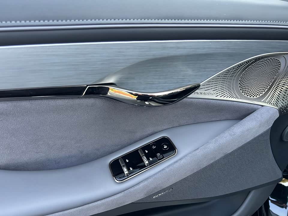 VOYAH Lantu chasing light