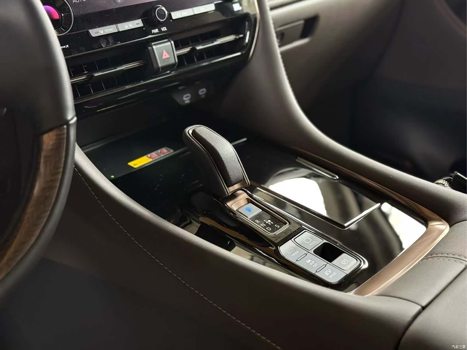Toyota Alphard, 2024 10