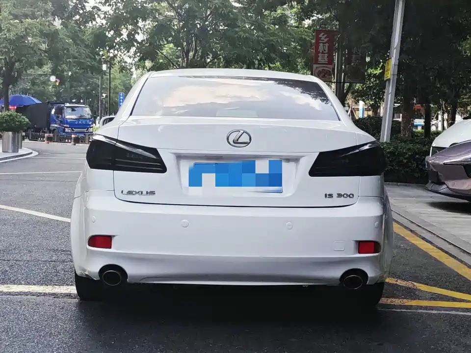 Lexus IS