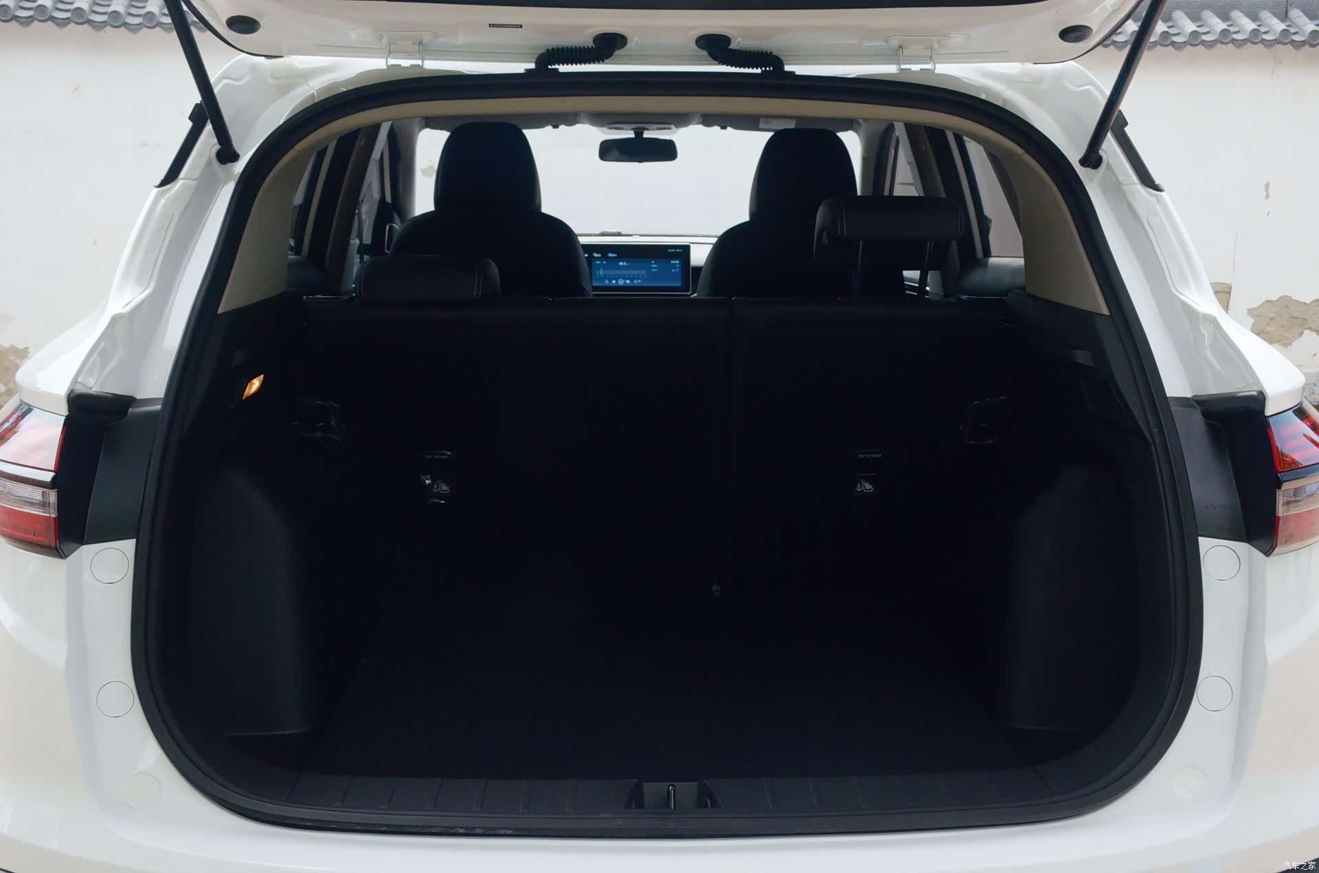 Geely Coolray, 2025 13