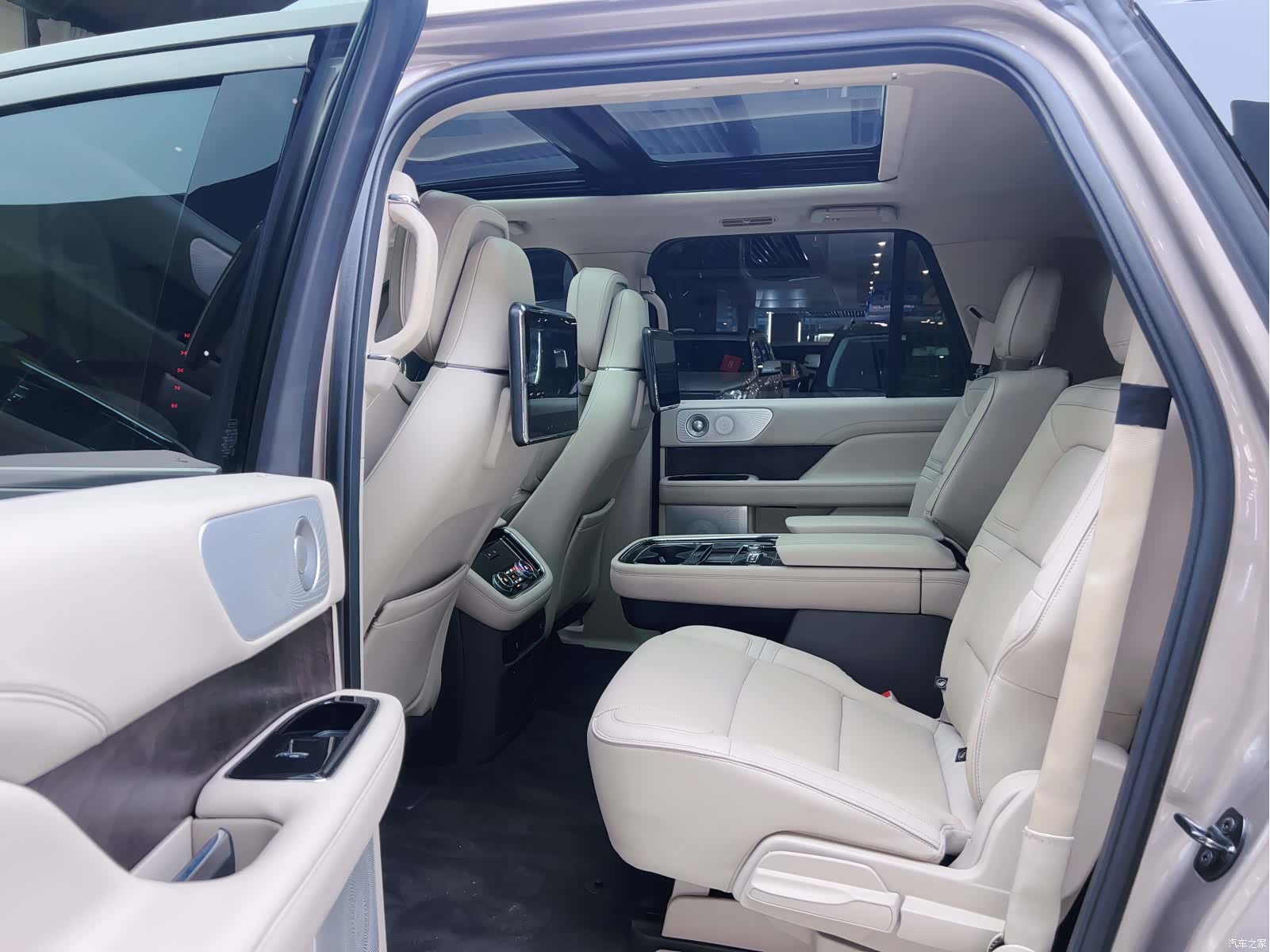 Lincoln Navigator, 2019 10