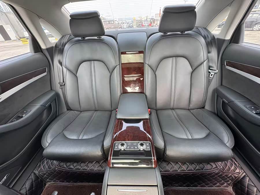 Audi A8 2011, фото 11