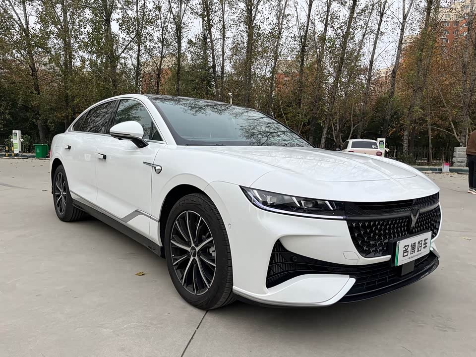 VOYAH Lantu chasing light