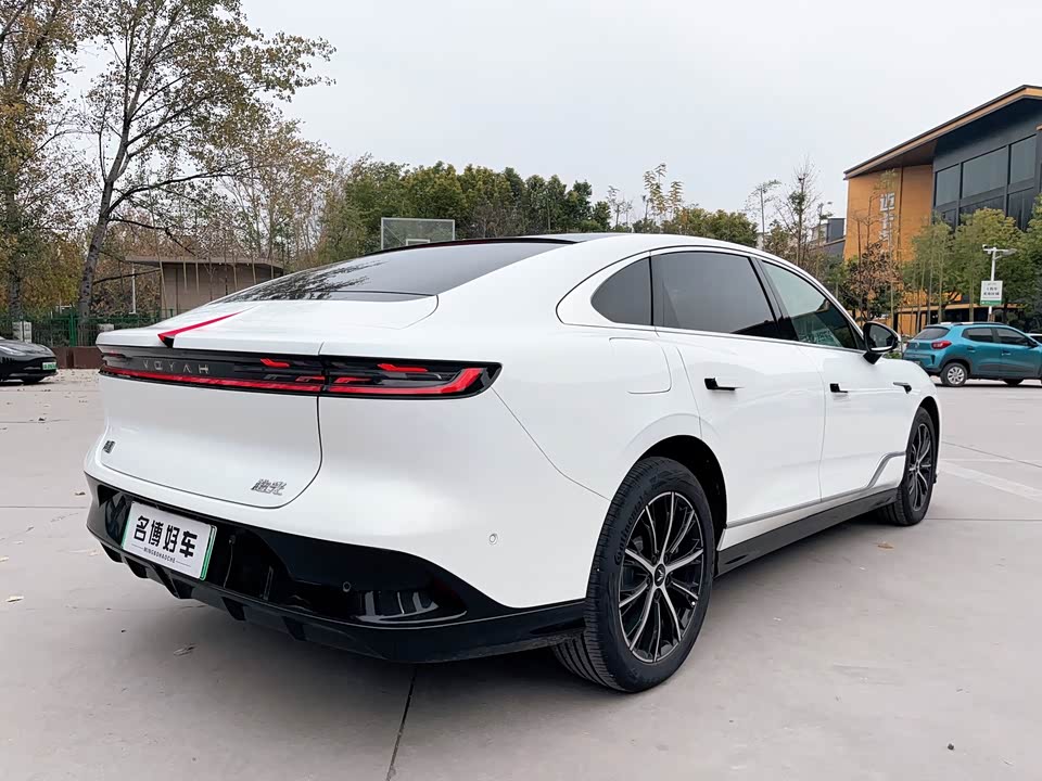 VOYAH Lantu chasing light