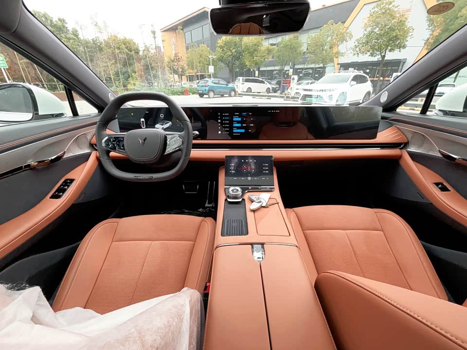 VOYAH Lantu chasing light