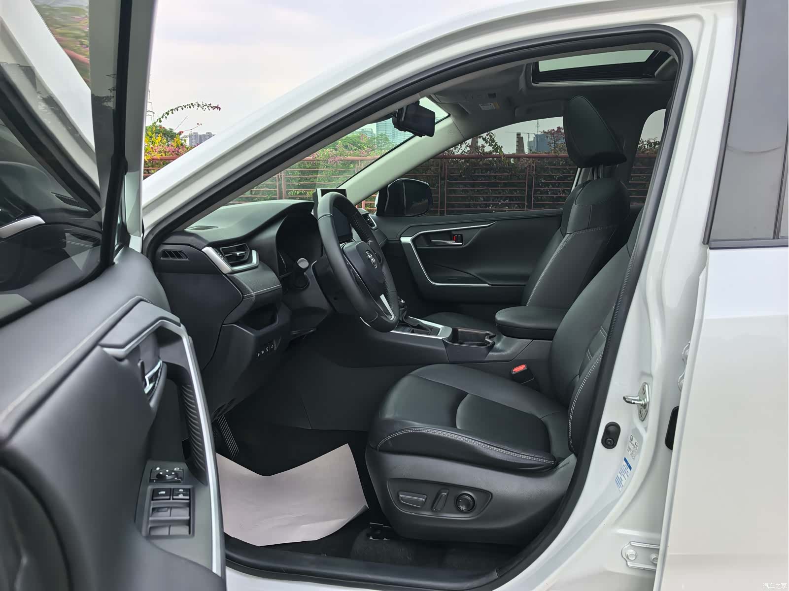 Toyota RAV4, 2021 4