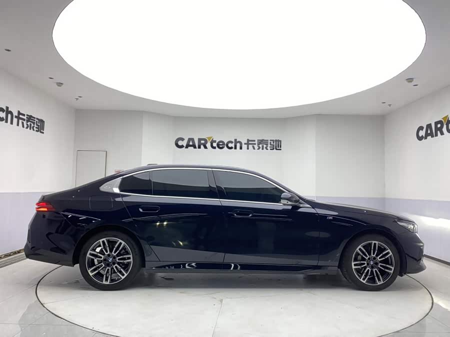 BMW 5 Series 2025, фото 4