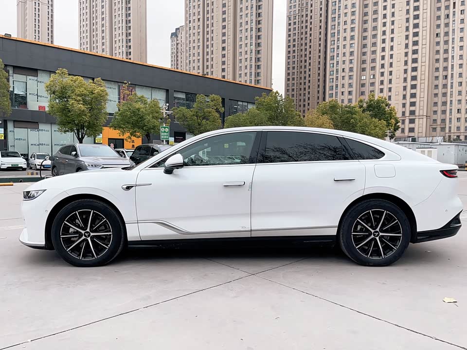 VOYAH Lantu chasing light