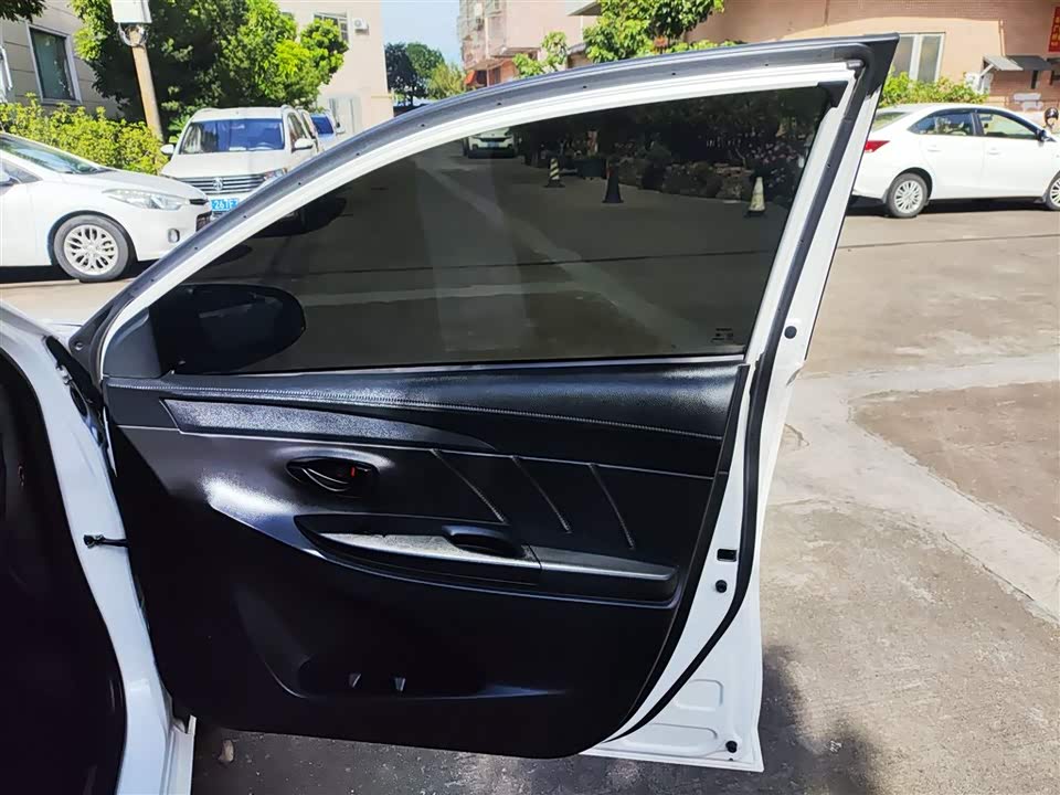 Toyota YARiS L to enjoy