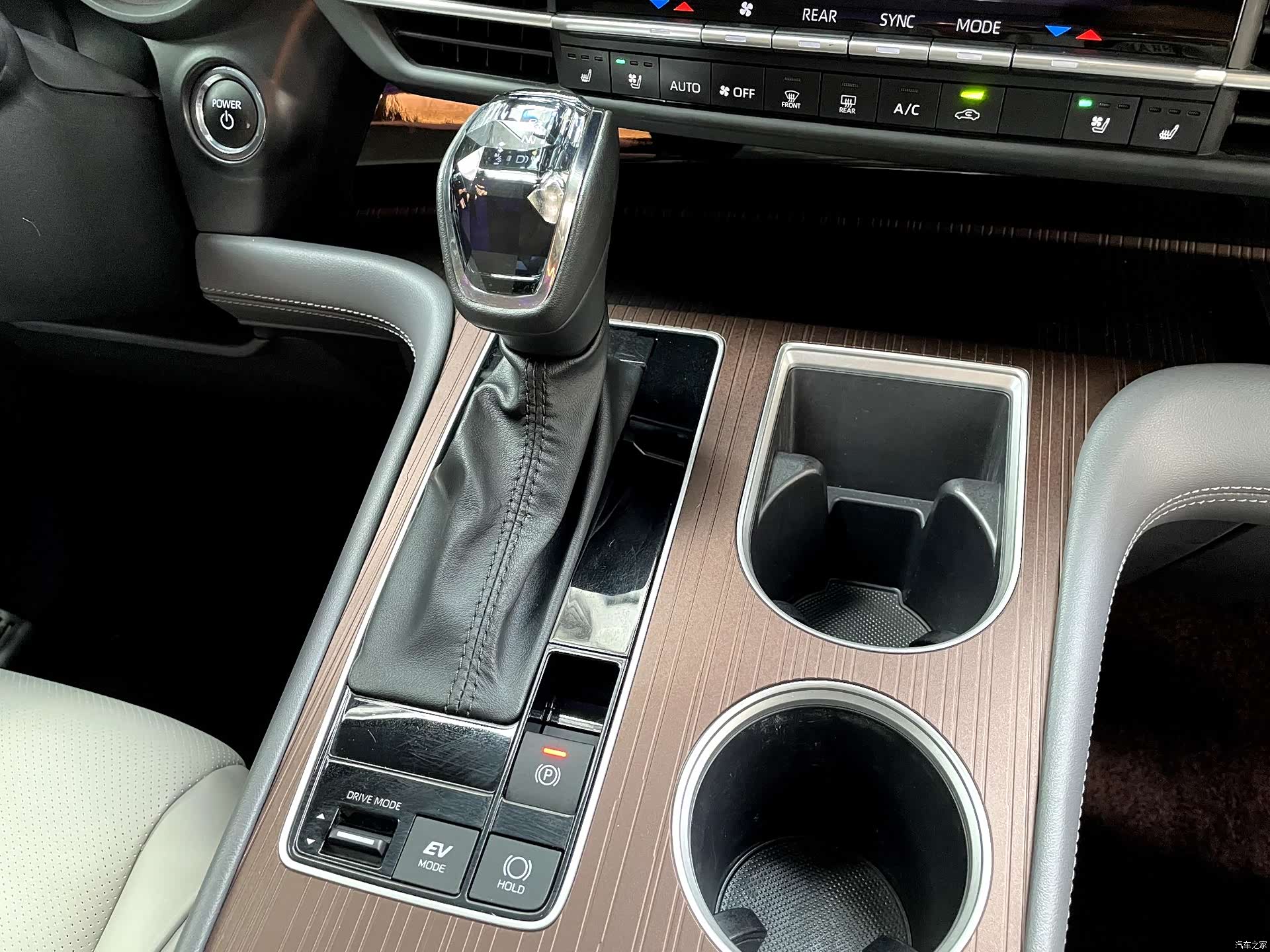 Toyota Granvia, 2025 15