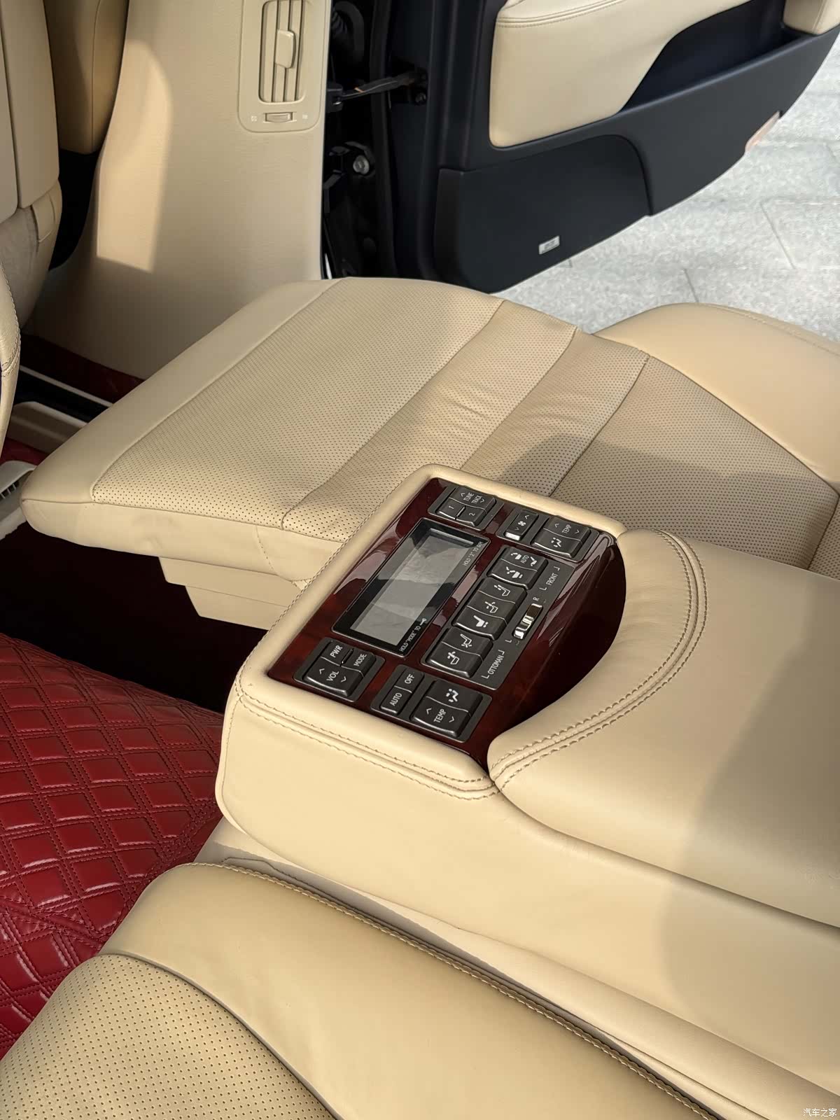 Lexus LS, 2012 14