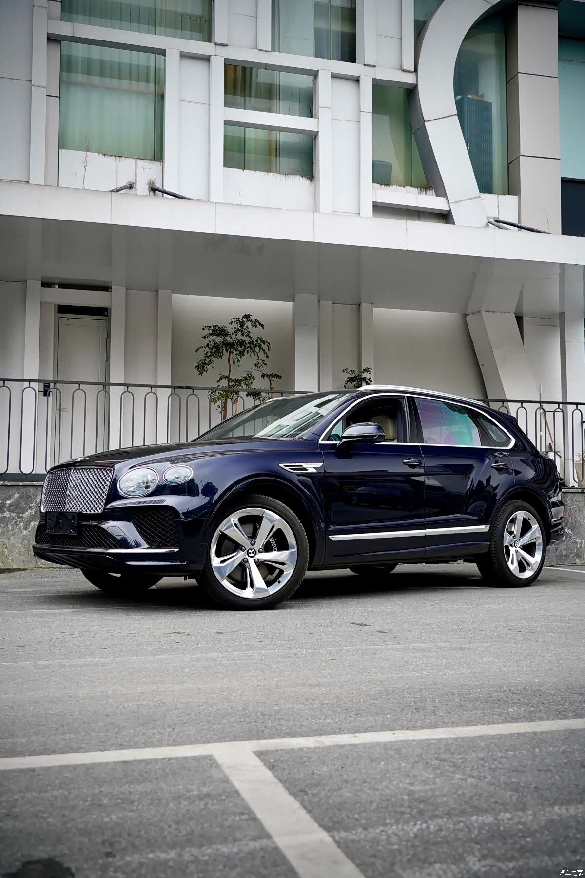 Bentley Bentayga, 2024 3