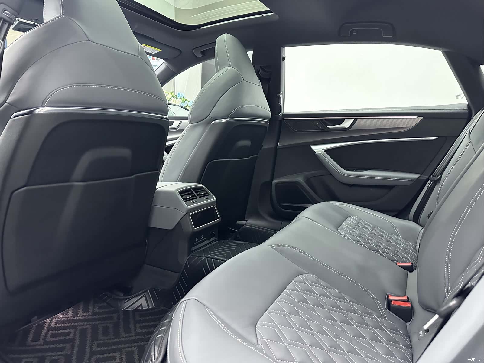 Audi A7L, 2025 14