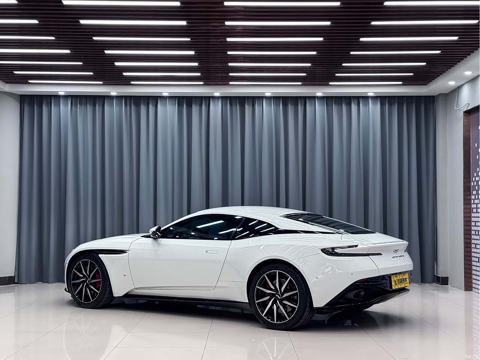 Aston Martin DB11, 2018 9