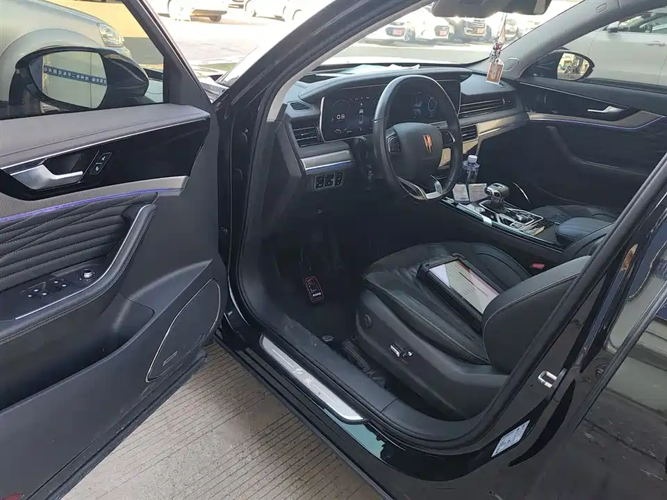 Hongqi HS5