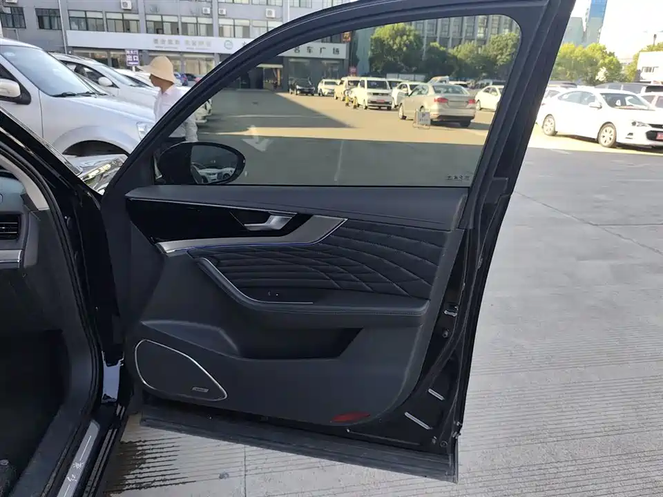 Hongqi HS5