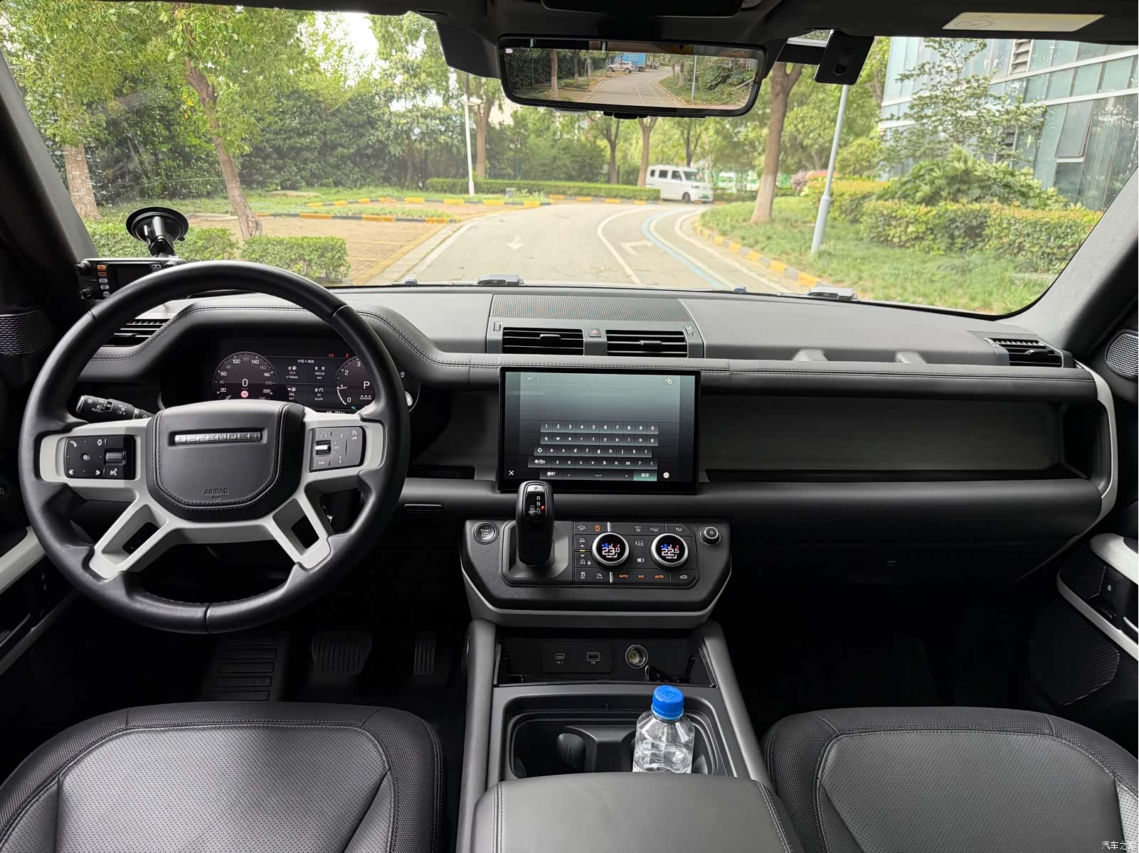 Land Rover Defender, 2023 10