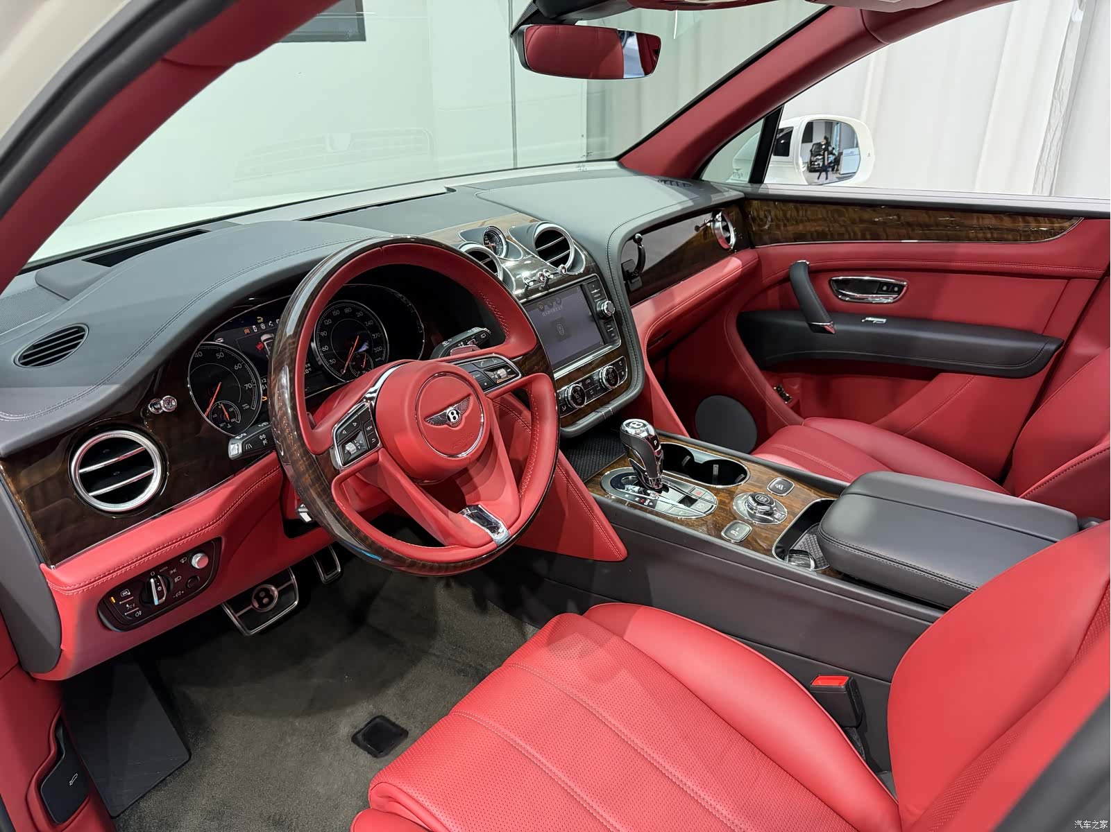 Bentley Bentayga, 2020 6