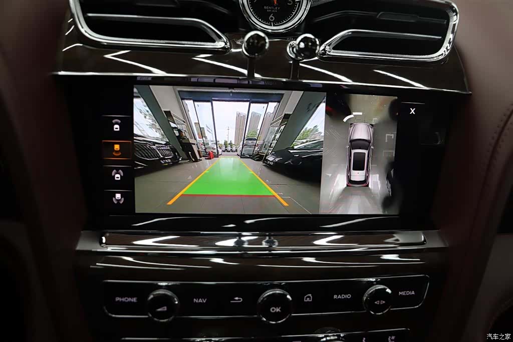 Bentley Bentayga, 2022 11