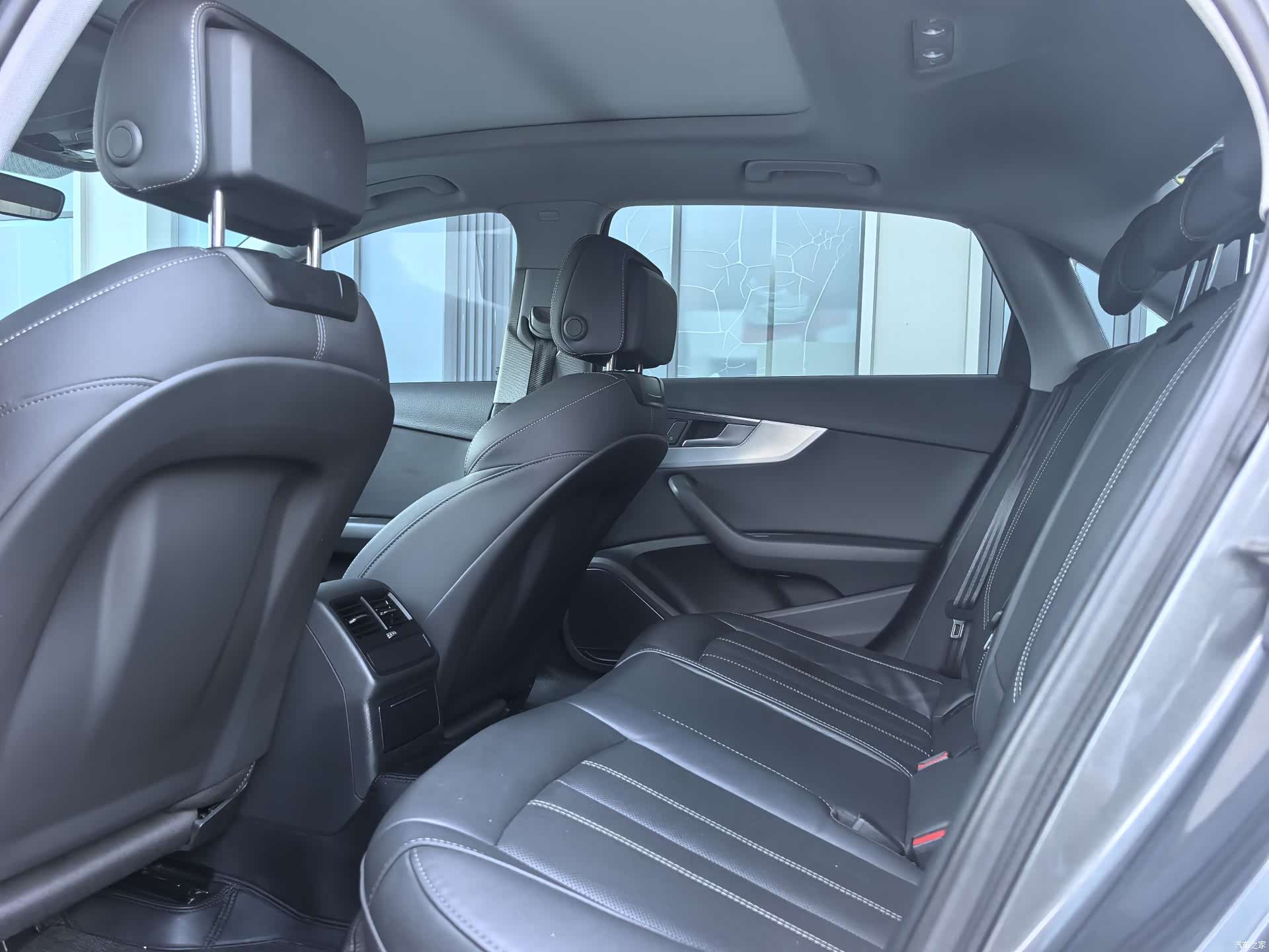 Audi A4L, 2022 все фото