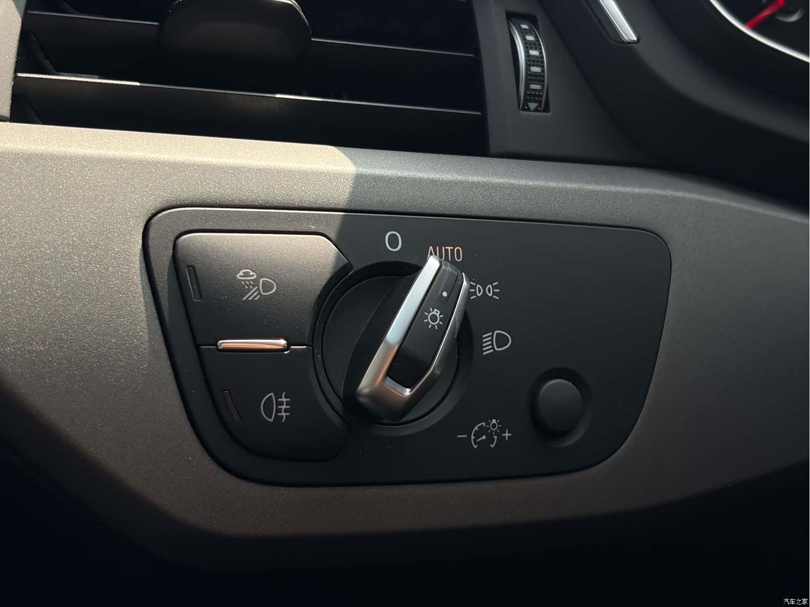 Audi A4L, 2019 14