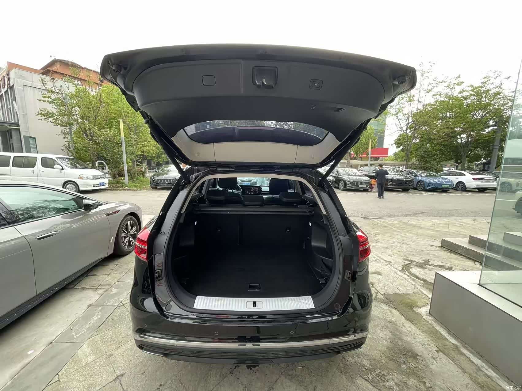Hongqi HS5, 2023 12