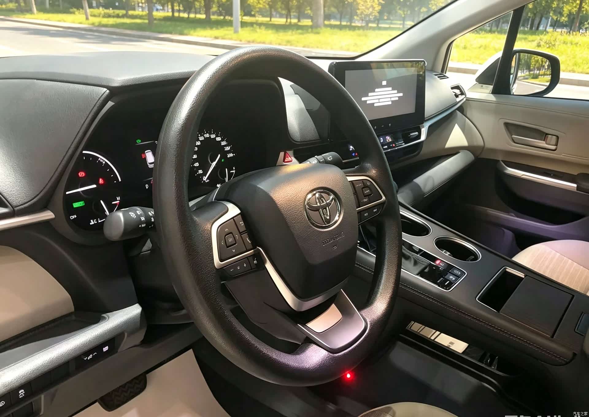 Toyota Sienna, 2025 все фото