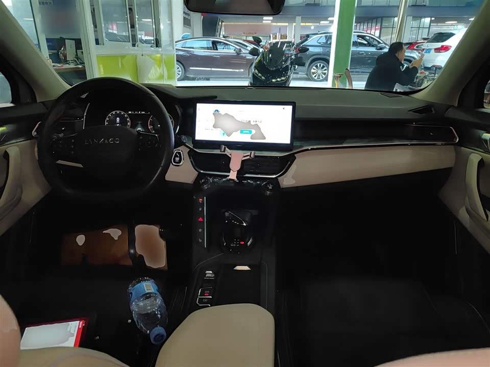 Lynk & Co 06