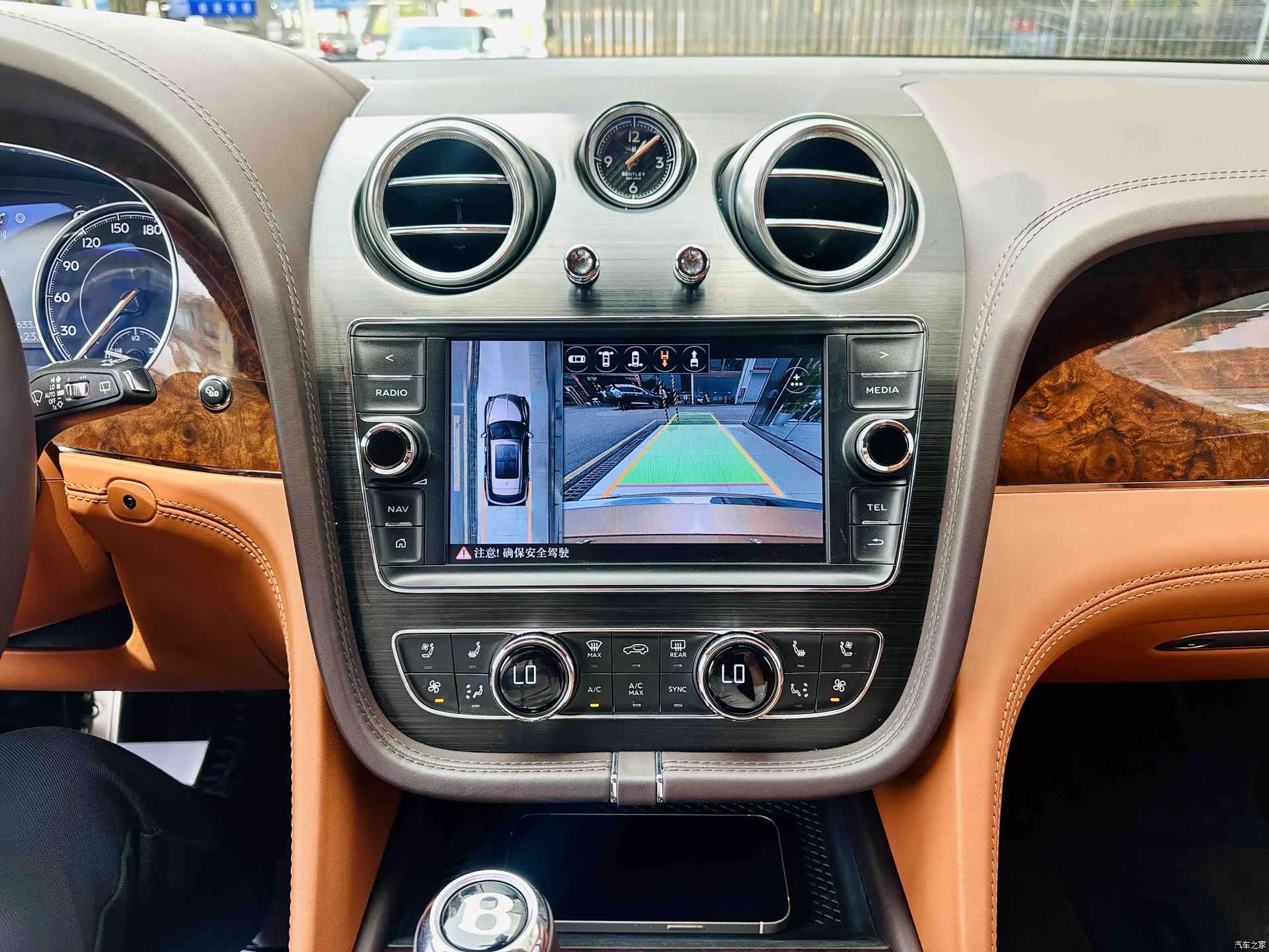 Bentley Bentayga, 2018 9