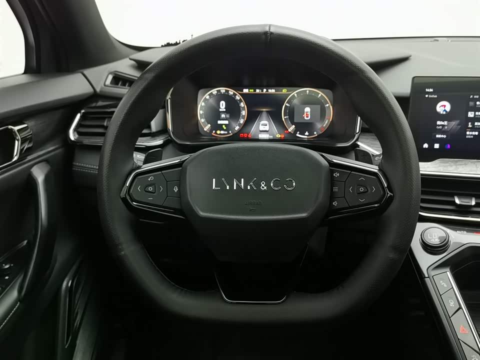 Lynk & Co 06