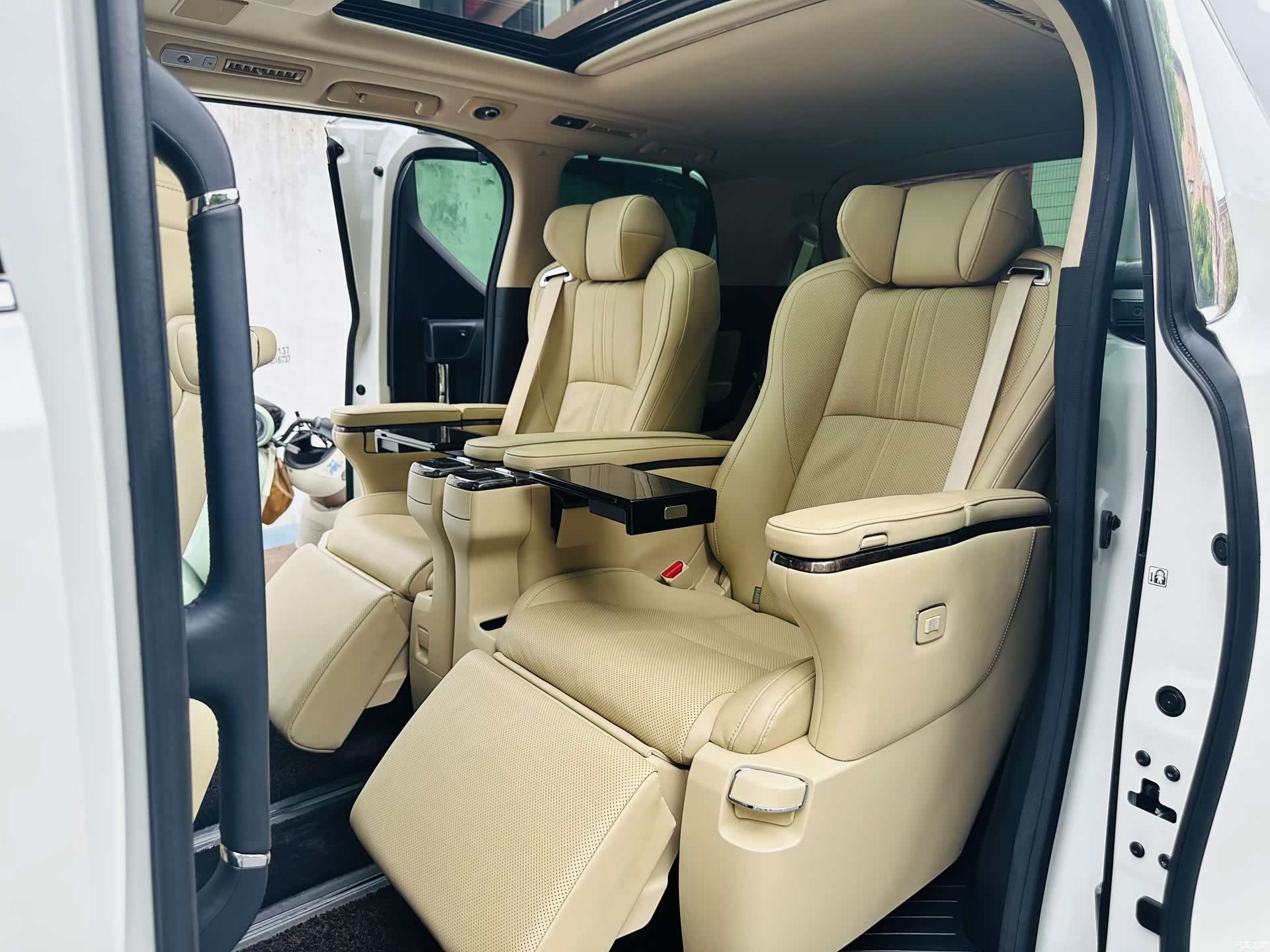 Toyota Alphard, 2023 9
