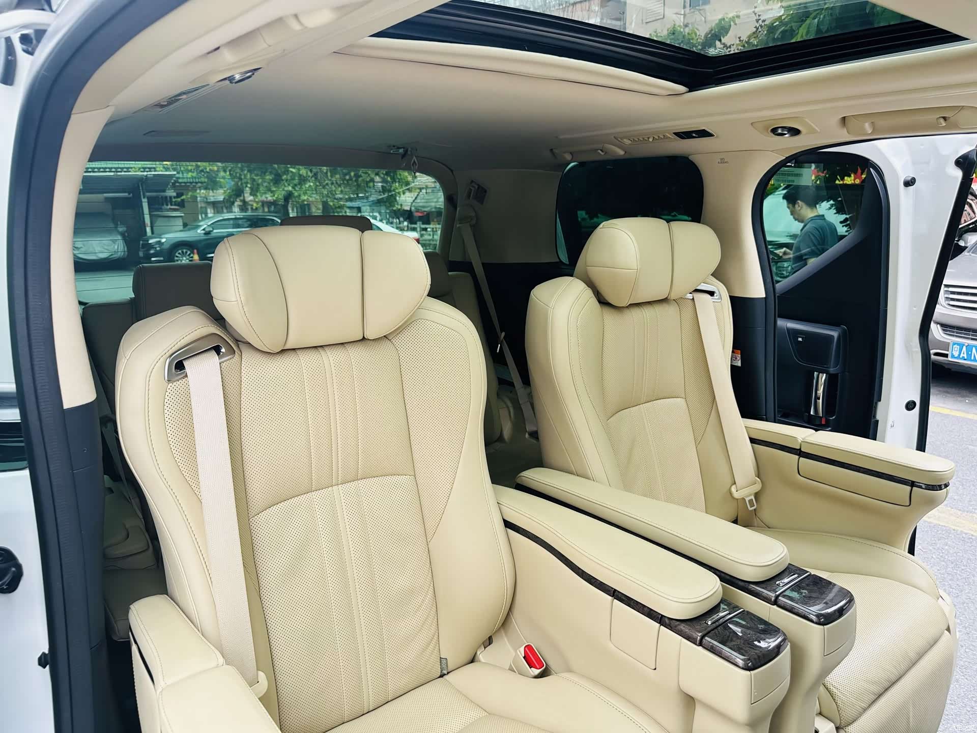 Toyota Alphard, 2023 12