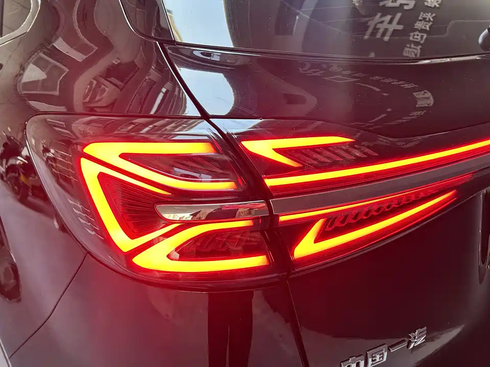 Hongqi HS5