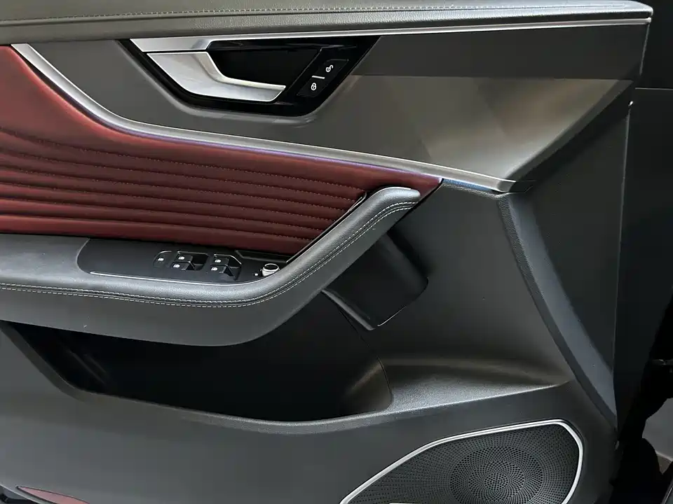 Hongqi HS5