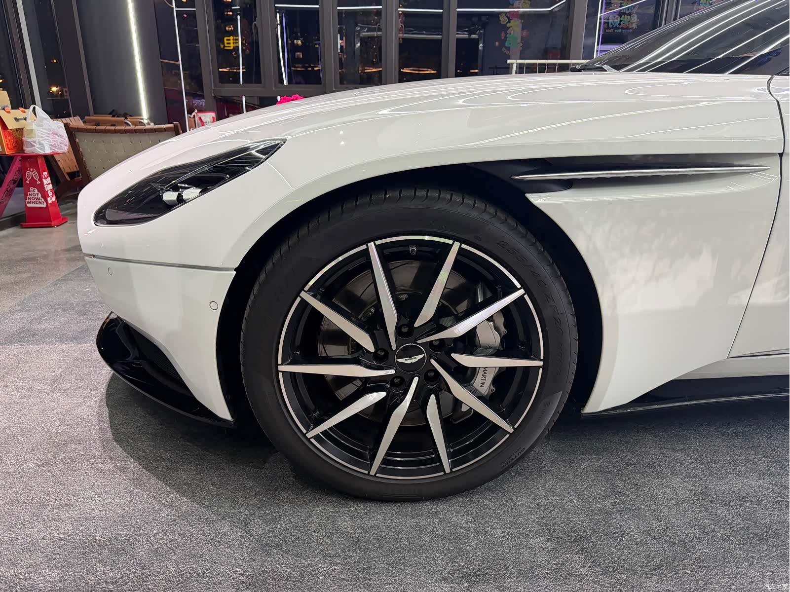 Aston Martin DB11, 2018 4