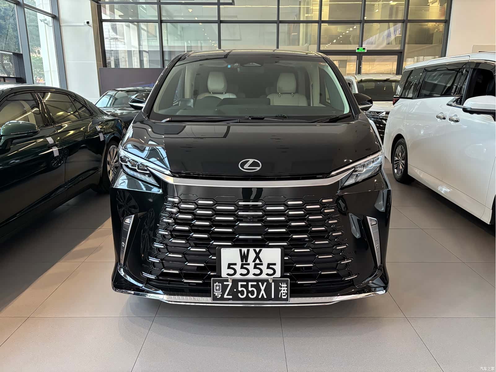 Lexus LM, 2025 1