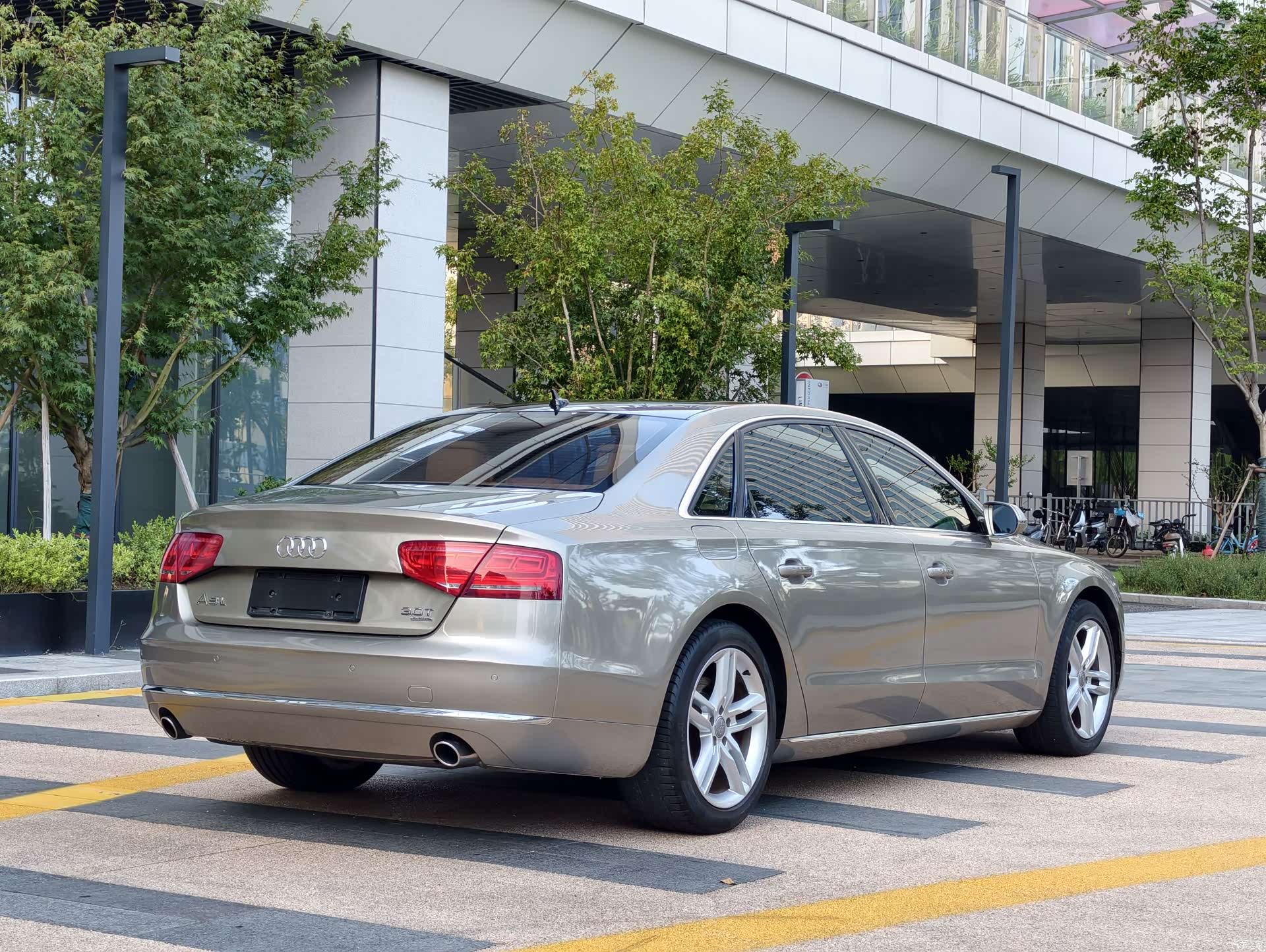 Audi A8L, 2011 4